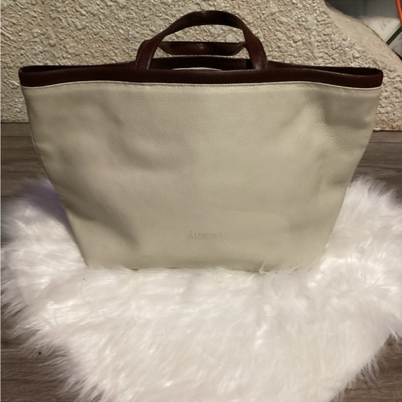 Valentina Women's leather shoulder bag from Valentina in white.